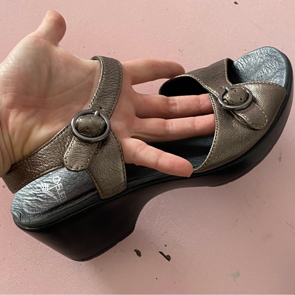 Dansko Dillon June Strappy Comfort Sandals Size 38 Women’s 7 Metallic Pewter - Picture 10 of 13